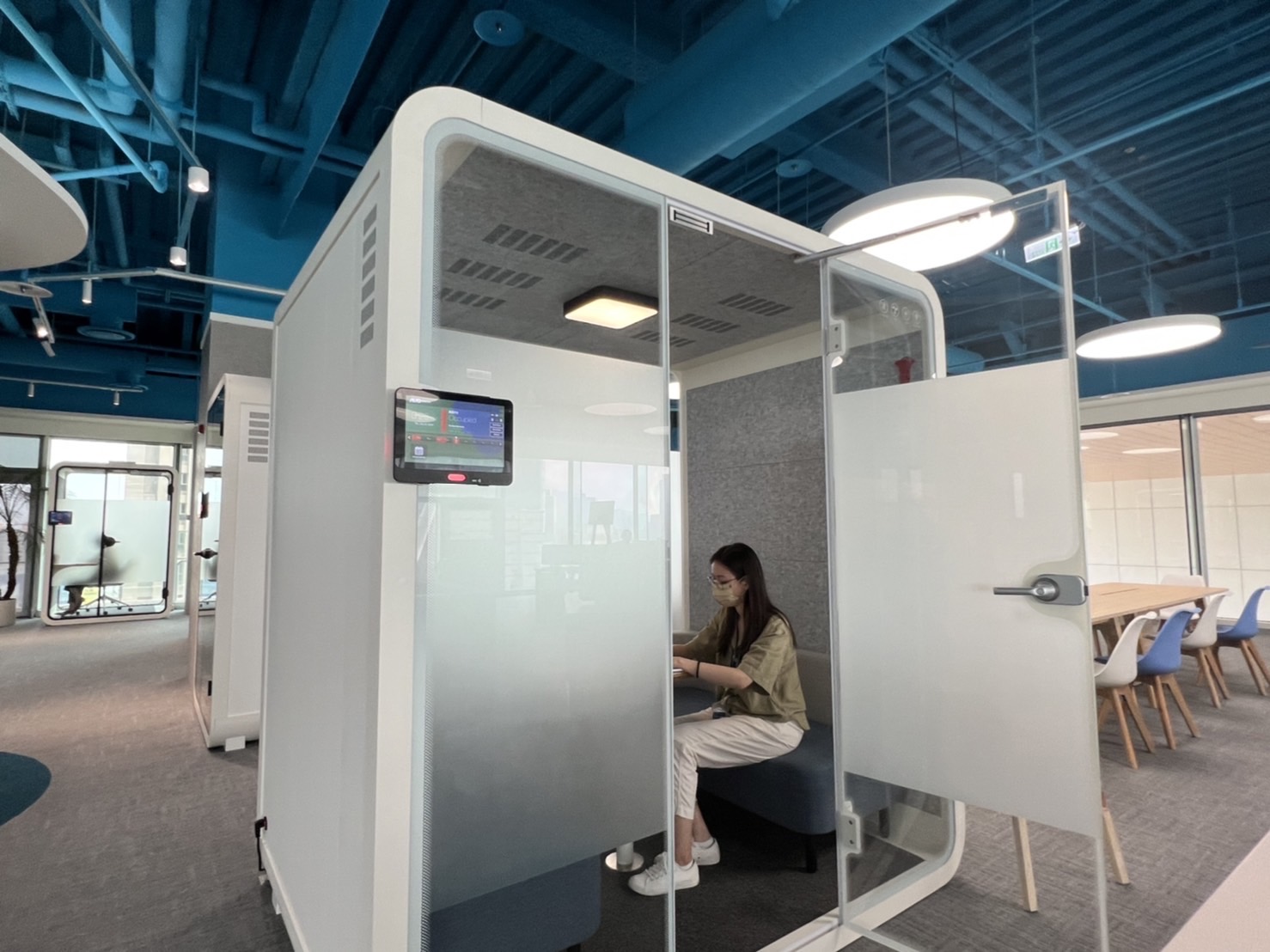 冰球突破高雄據點的智慧行動辦公艙，展現冰球突破在面板以外的研發應用軟實力